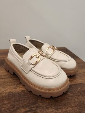 Girls Cream Chunky Loafer with Gold Chain Accent
